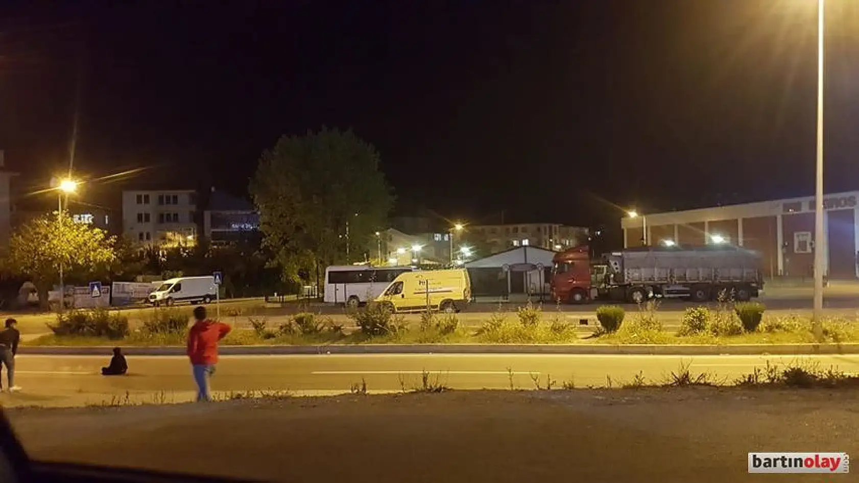 Yolun ortasına oturdu