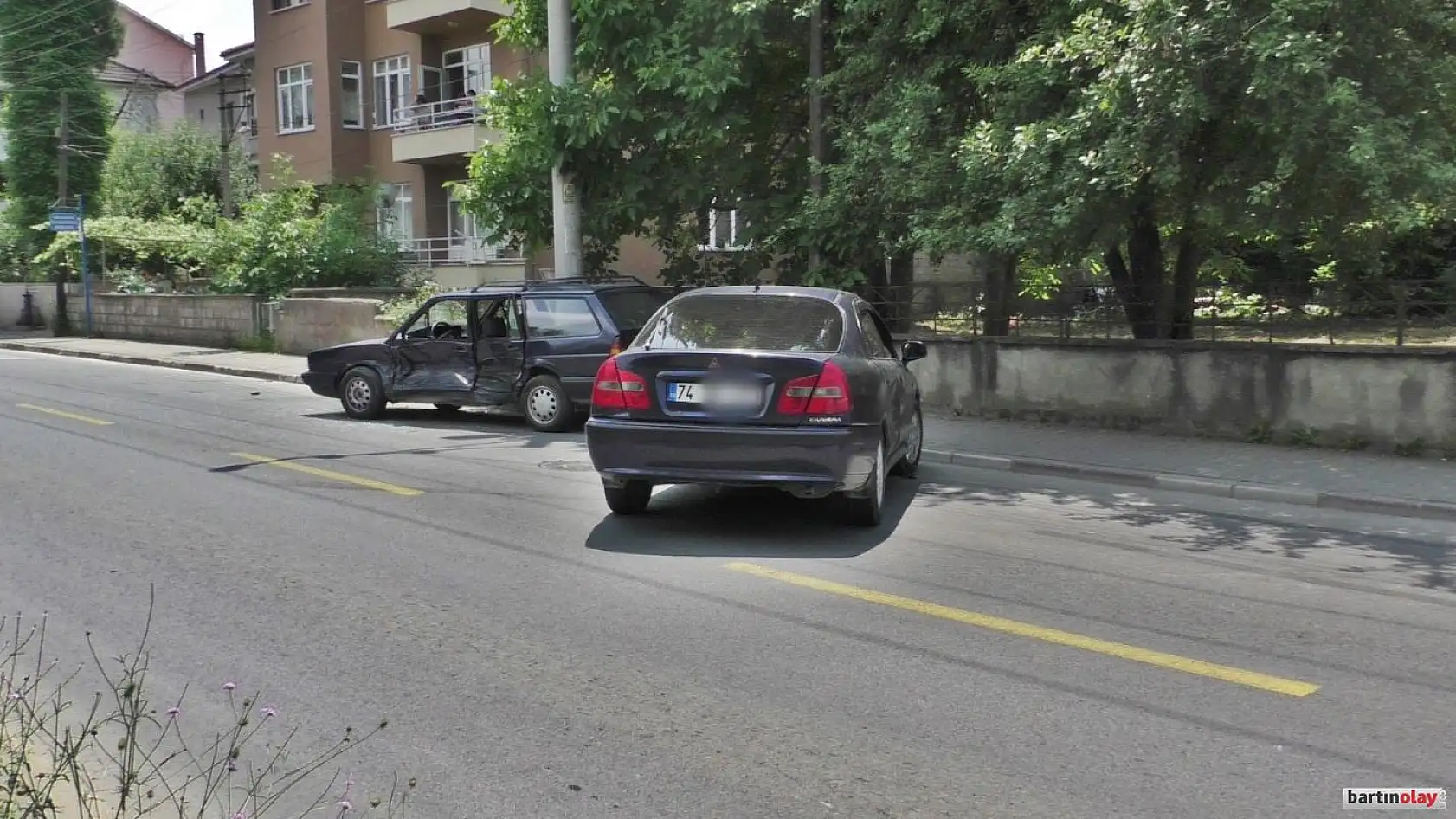 Zincirleme kaza, iki araca birden çarptı