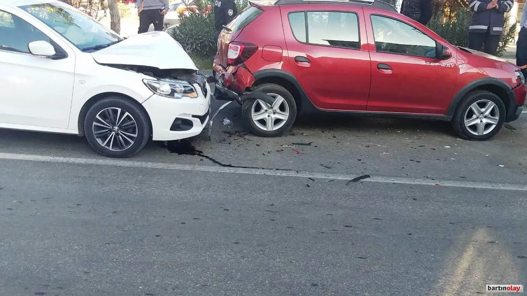 Zincirleme kaza,3 araç birbirine girdi