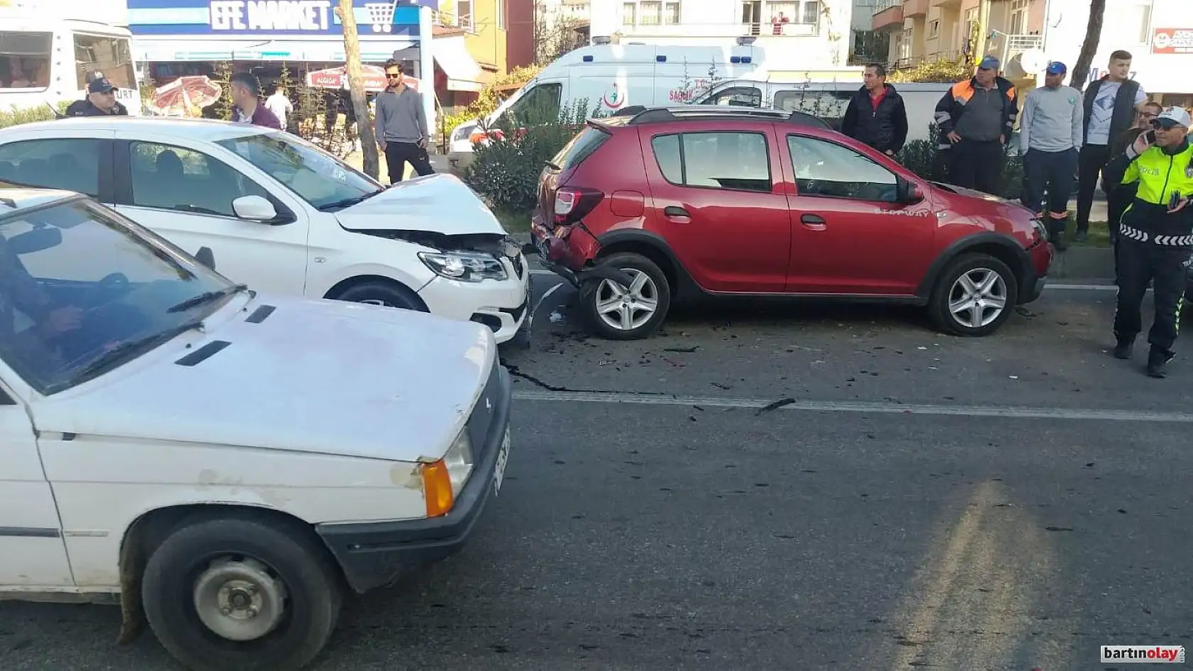 Zincirleme kaza,3 araç birbirine girdi