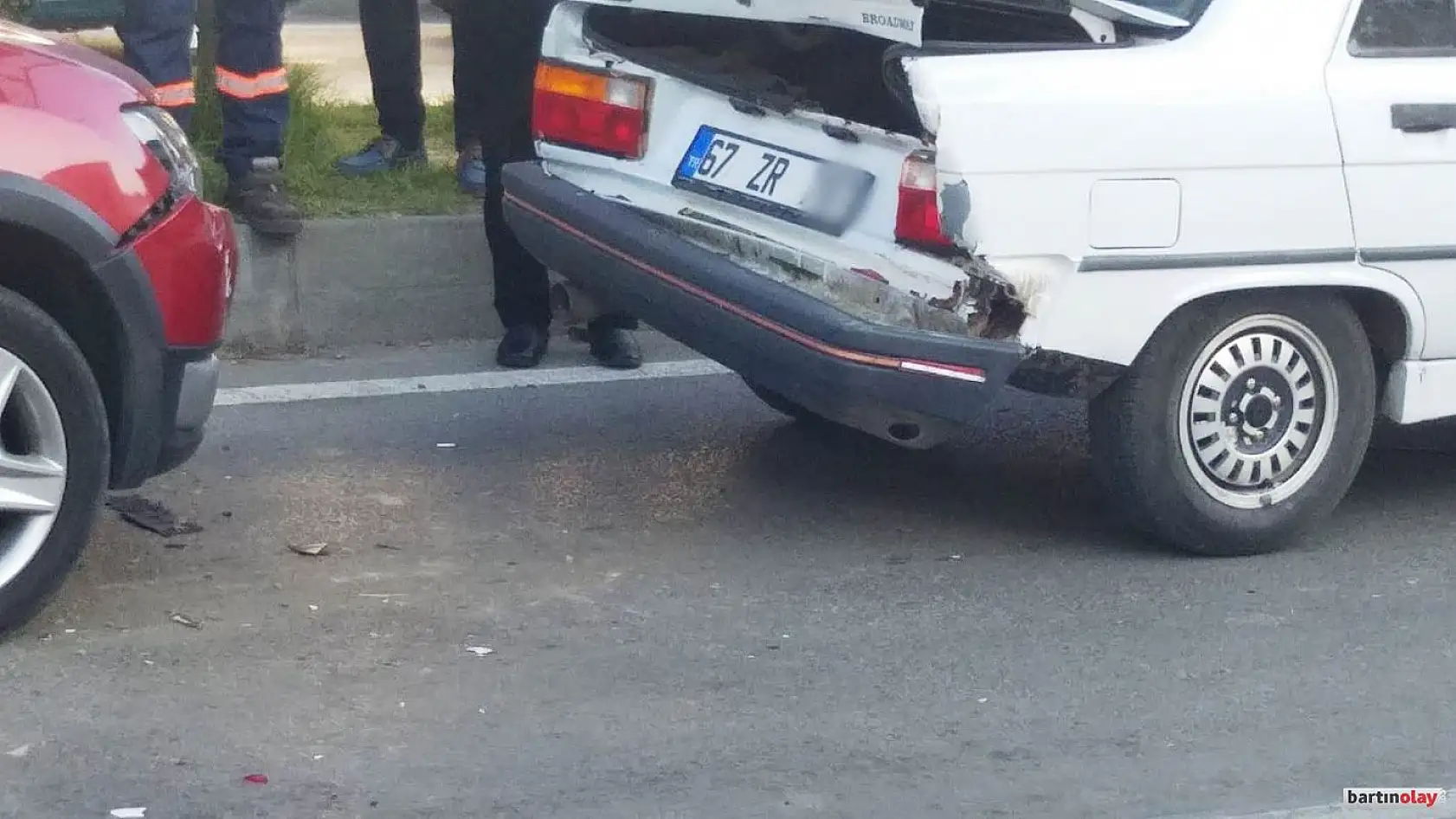 Zincirleme kaza,3 araç birbirine girdi