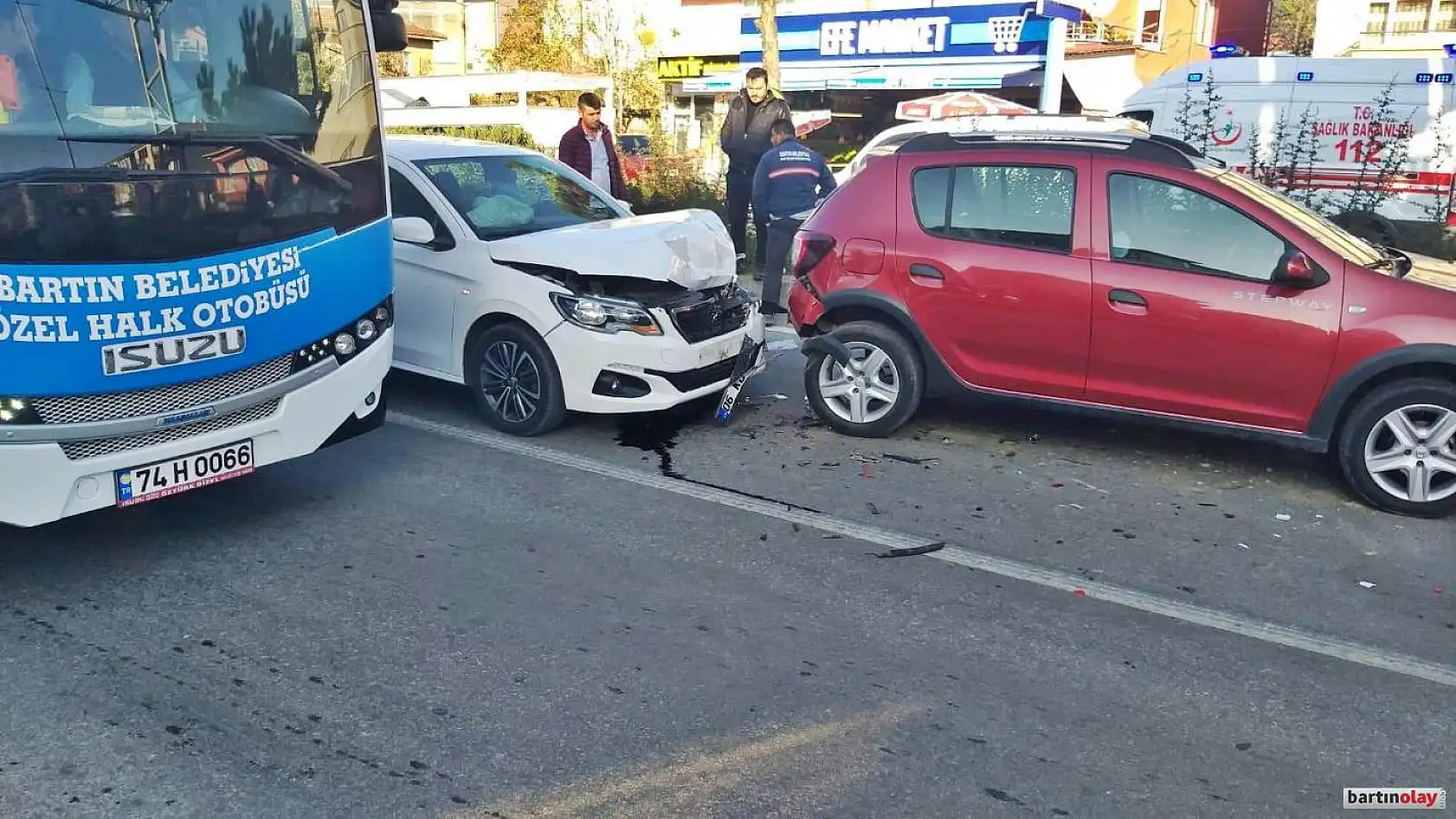 Zincirleme kaza,3 araç birbirine girdi