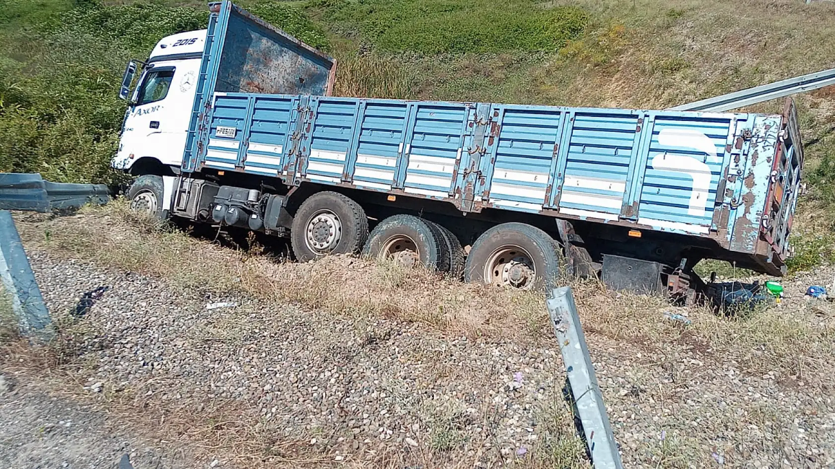 Yoldan Çıktı, şarampole devrildi