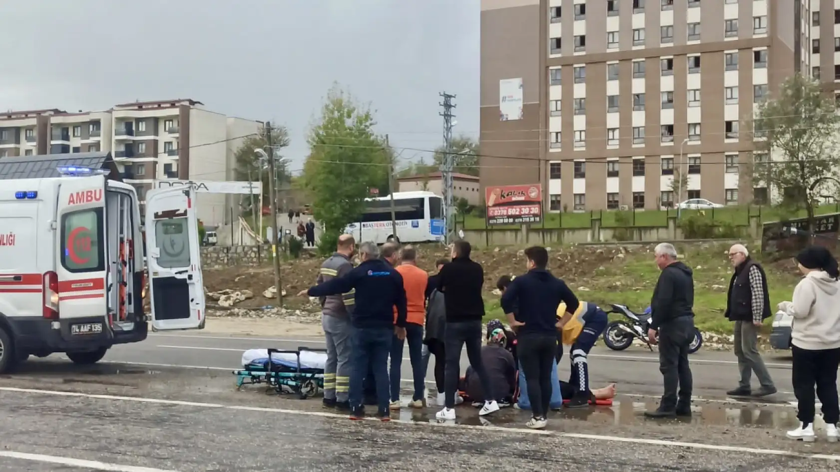 Kız öğrenciye araba çarptı