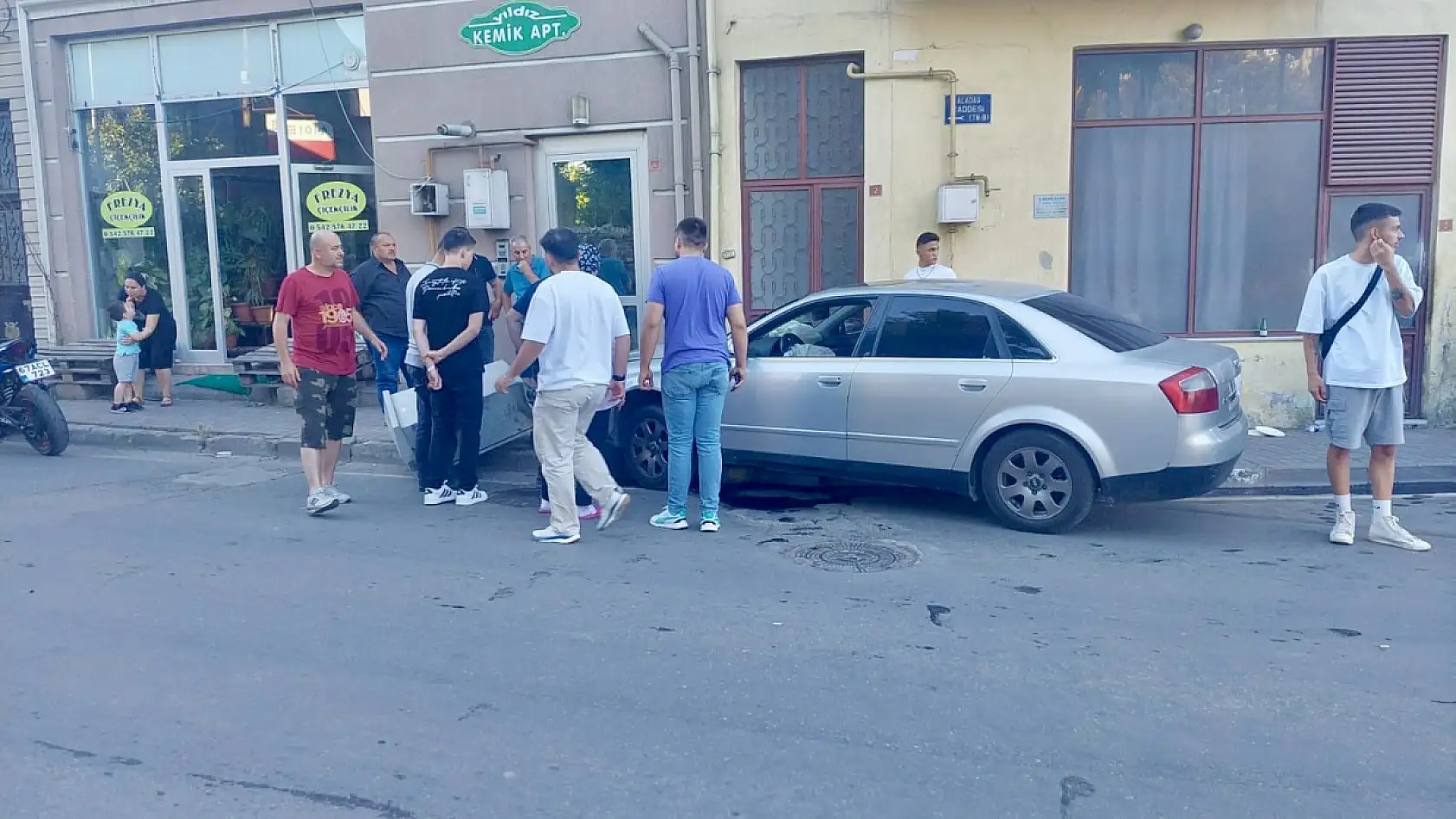 Polisten kaçtı, kaldırımdaki panoya çarptı