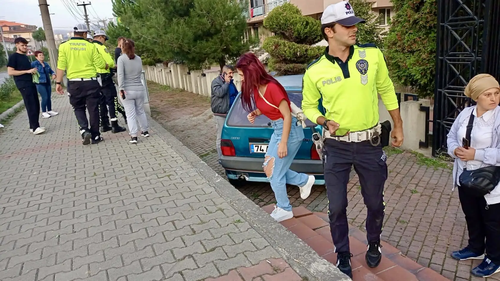 Seyir halindeki araçtan atladı