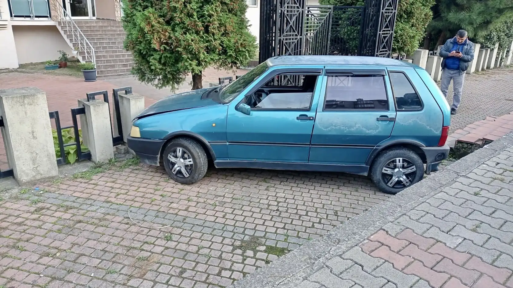 Seyir halindeki araçtan atladı