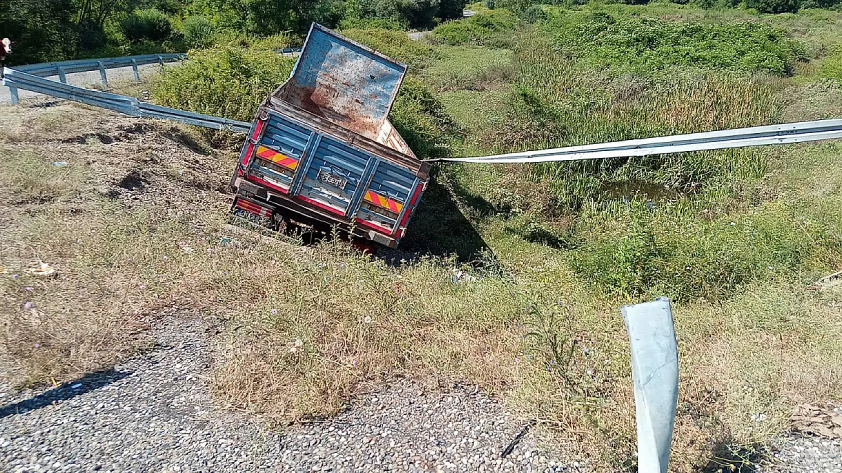 Yoldan Çıktı, şarampole devrildi