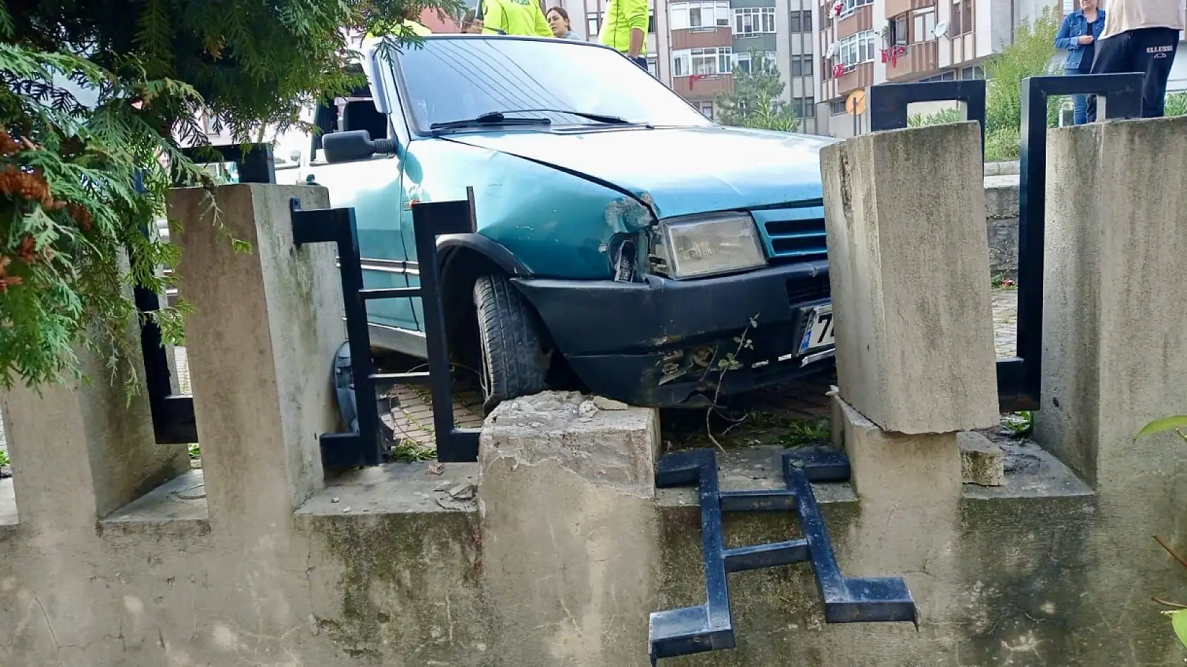 Seyir halindeki araçtan atladı