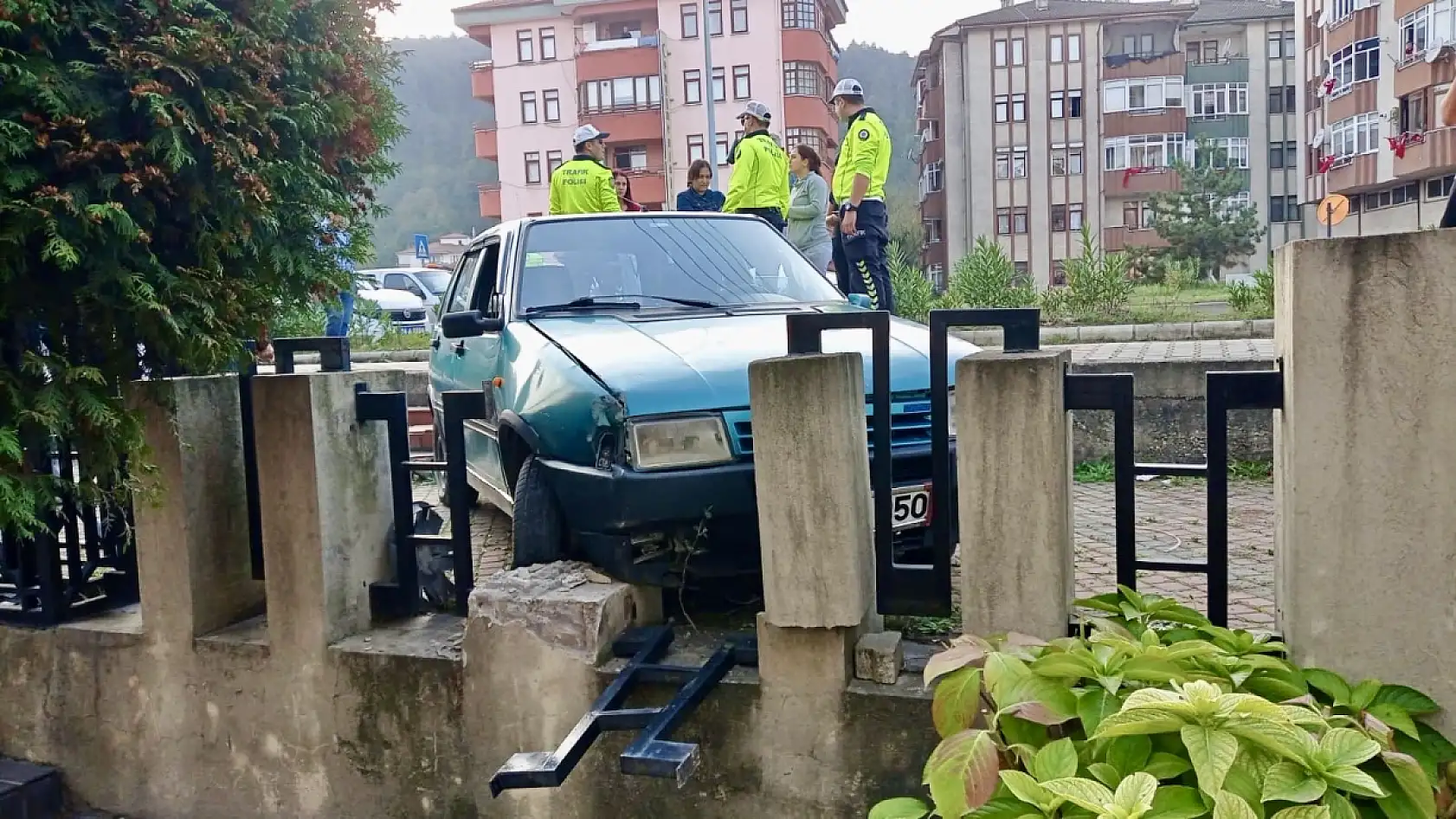 Seyir halindeki araçtan atladı