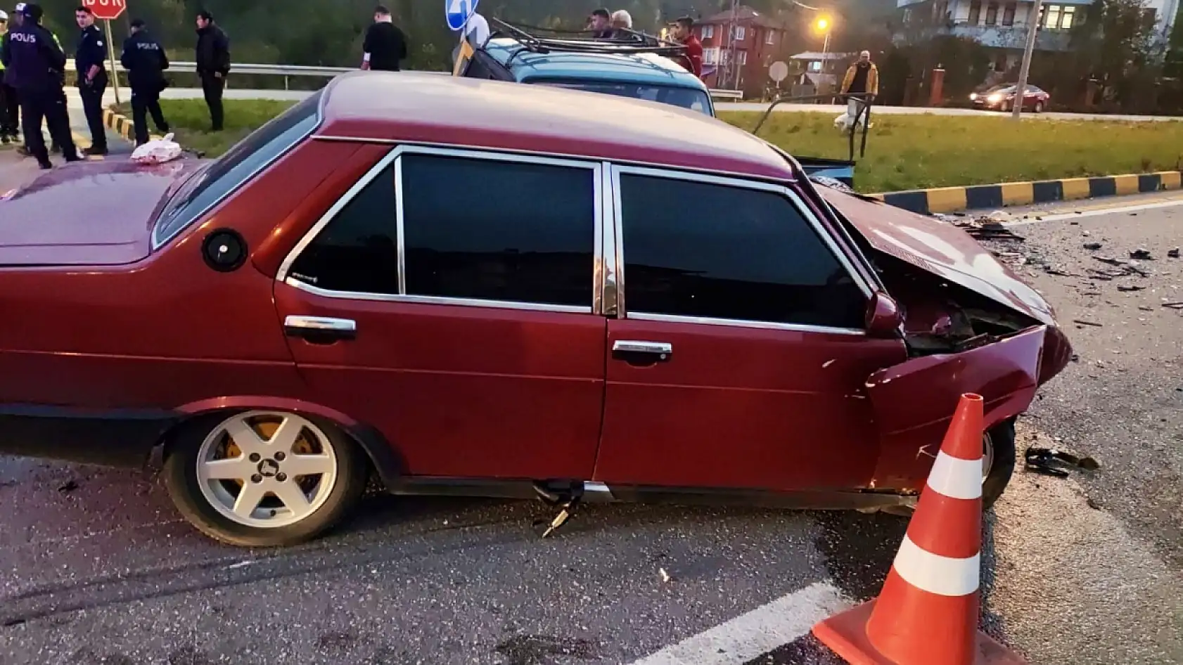 Karaçay'da iki araç çarpıştı