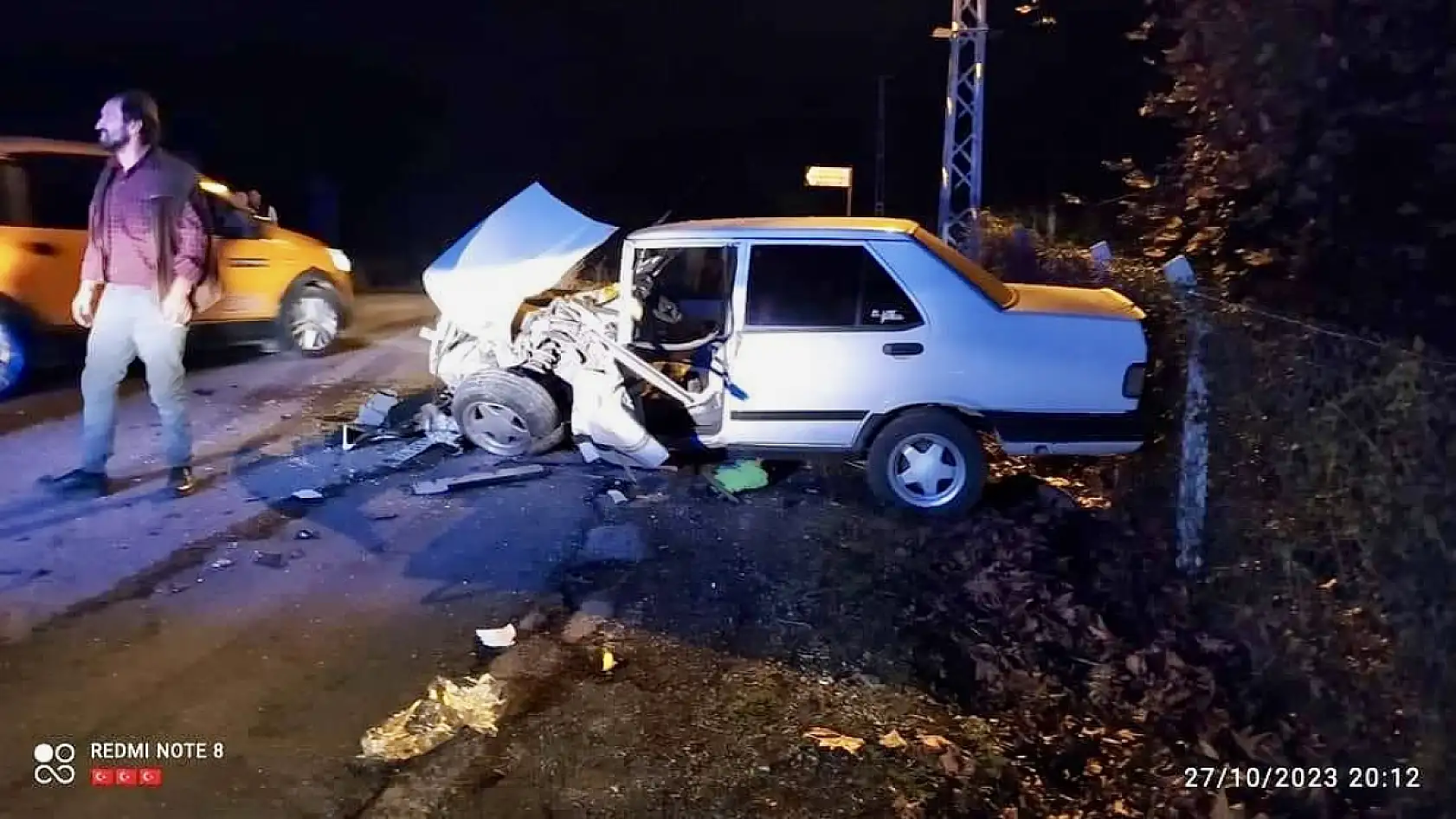 Çarpışan araçlardan biri ters döndü