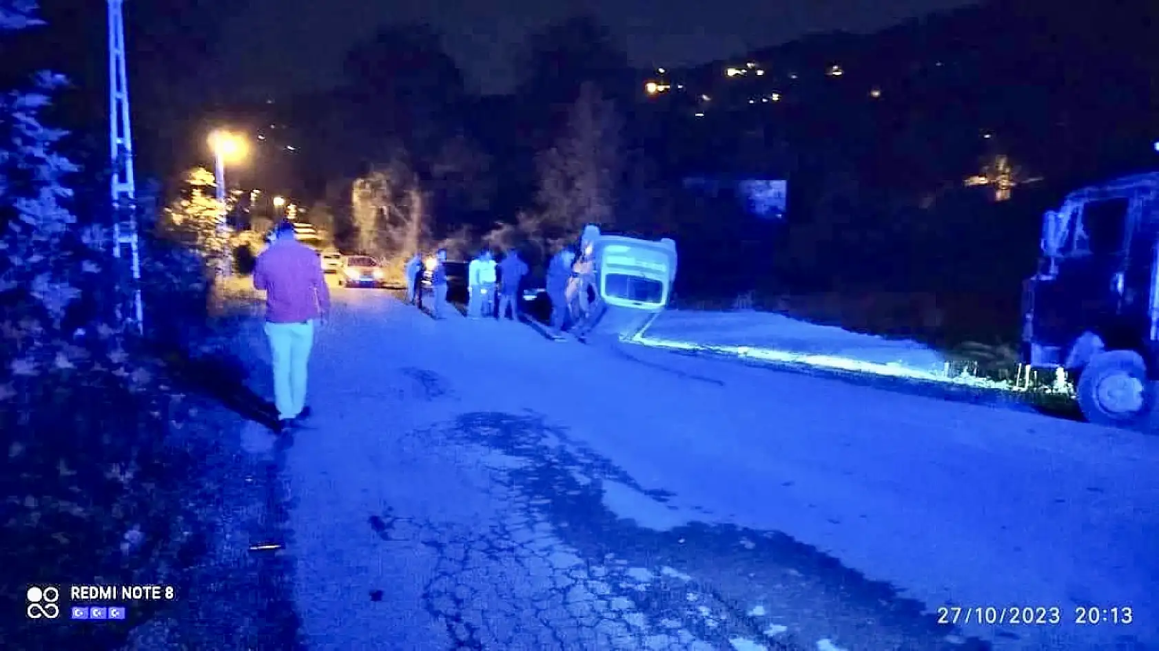 Çarpışan araçlardan biri ters döndü