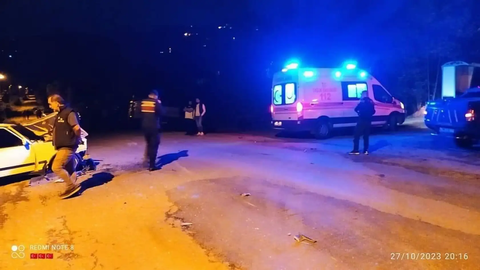 Çarpışan araçlardan biri ters döndü