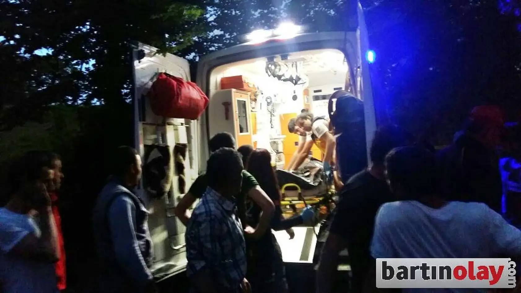 Devrilen traktörün altında can verdi