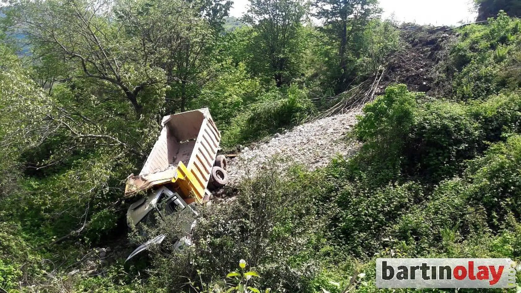 Hafriyat kamyonu şarampole devrildi