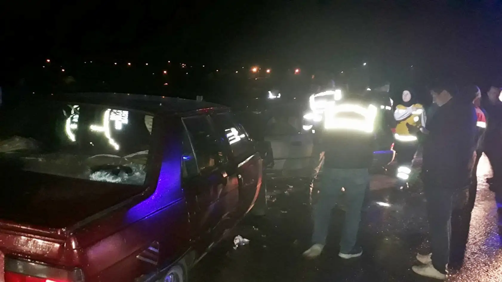 İki otomobil çarpıştı, 1 ölü 2 yaralı