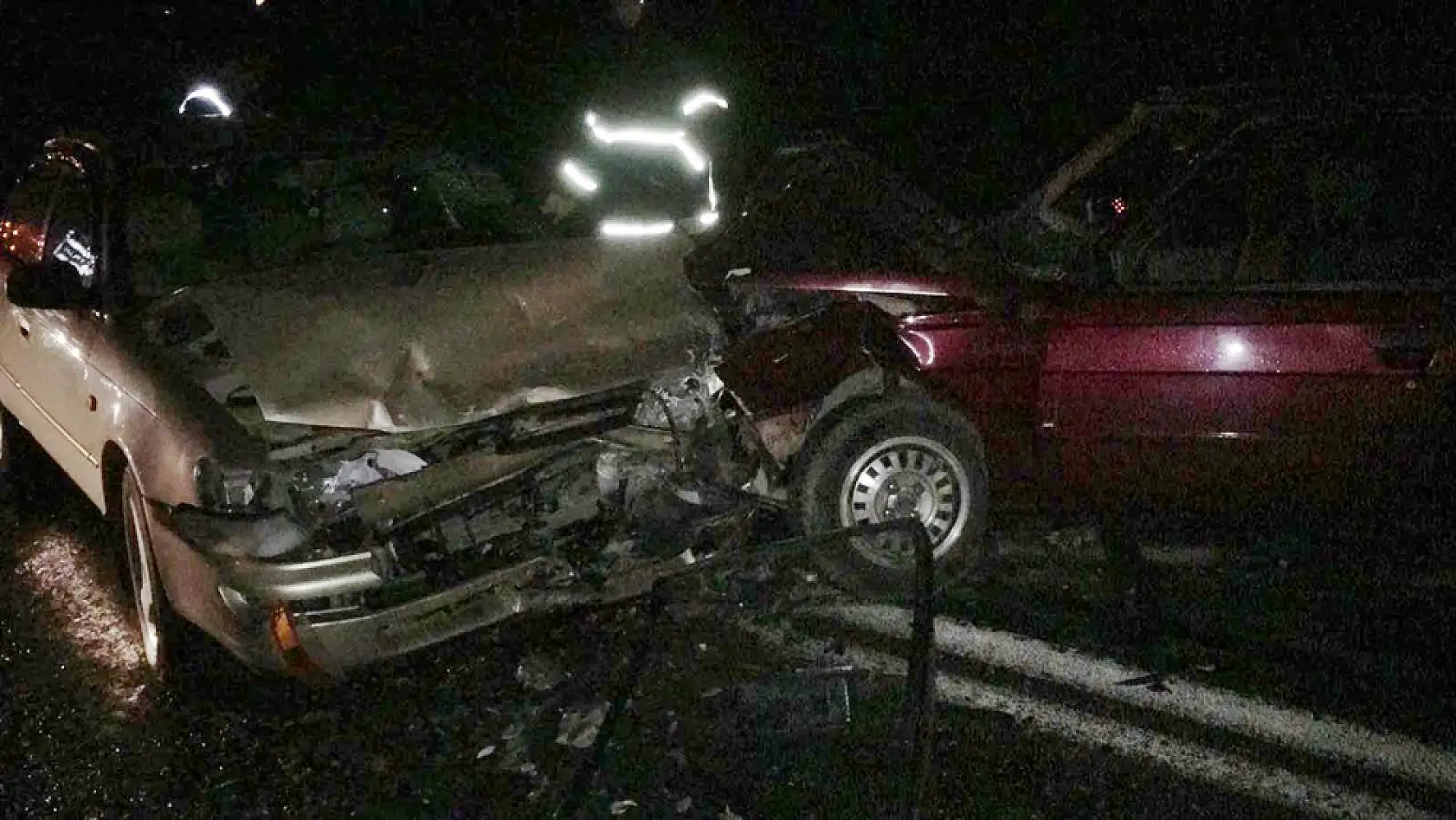 İki otomobil çarpıştı, 1 ölü 2 yaralı