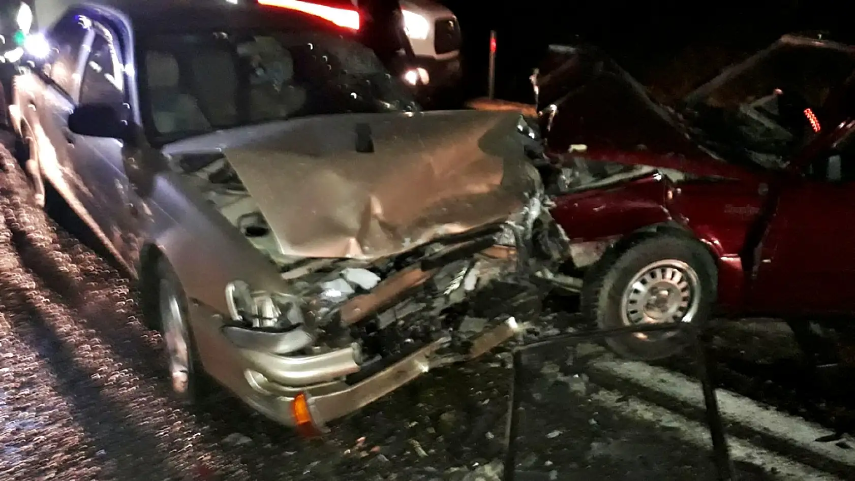 İki otomobil çarpıştı, 1 ölü 2 yaralı