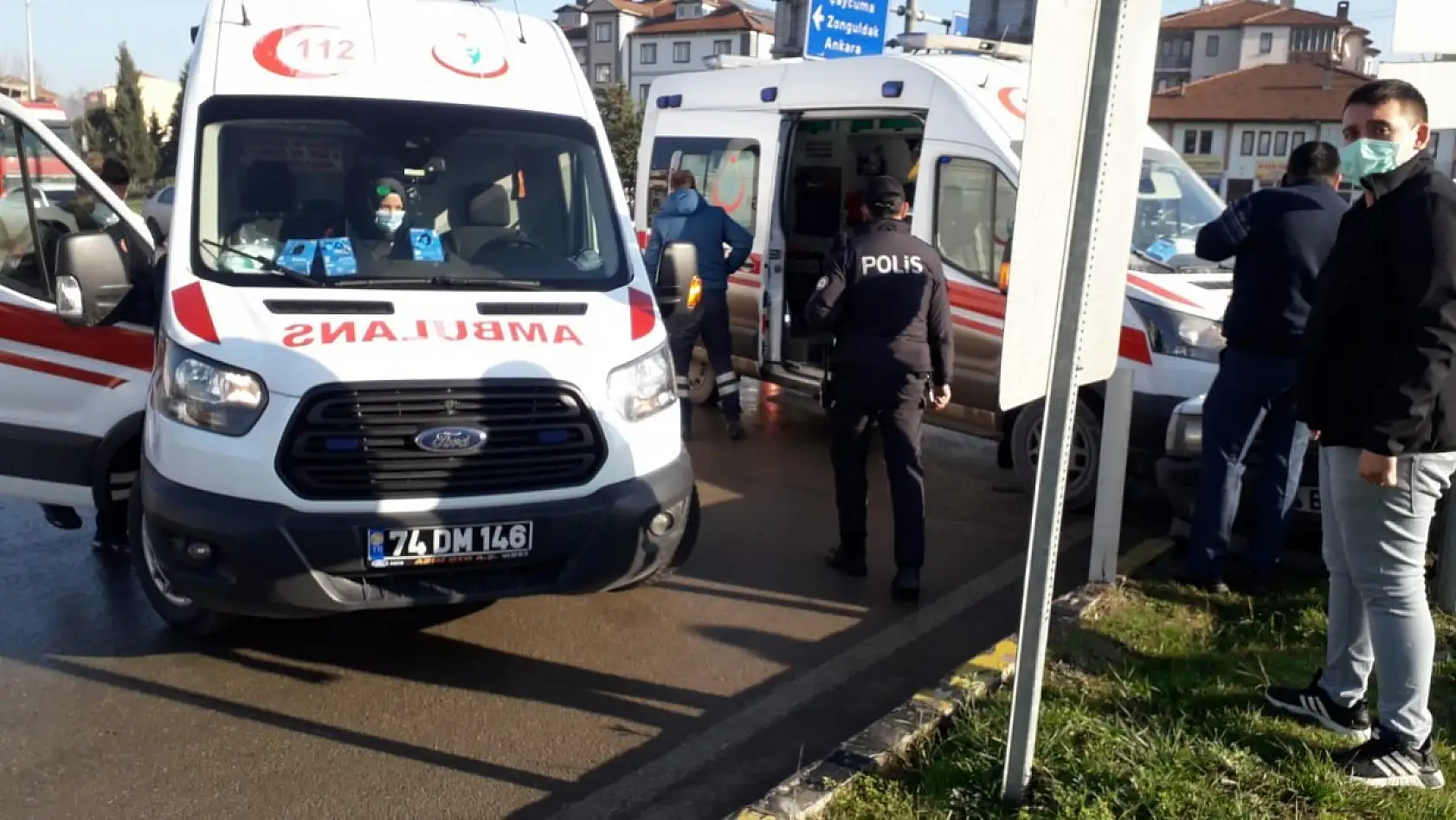 Ambulans ile otomobil çarpıştı