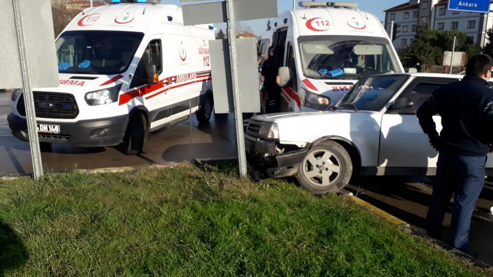 Ambulans ile otomobil çarpıştı