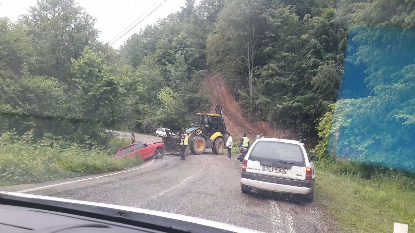 Kamyonet ile otomobil çarpıştı, 3 yaralı