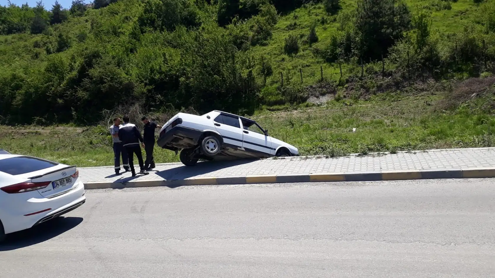 Otomobil banketten düştü