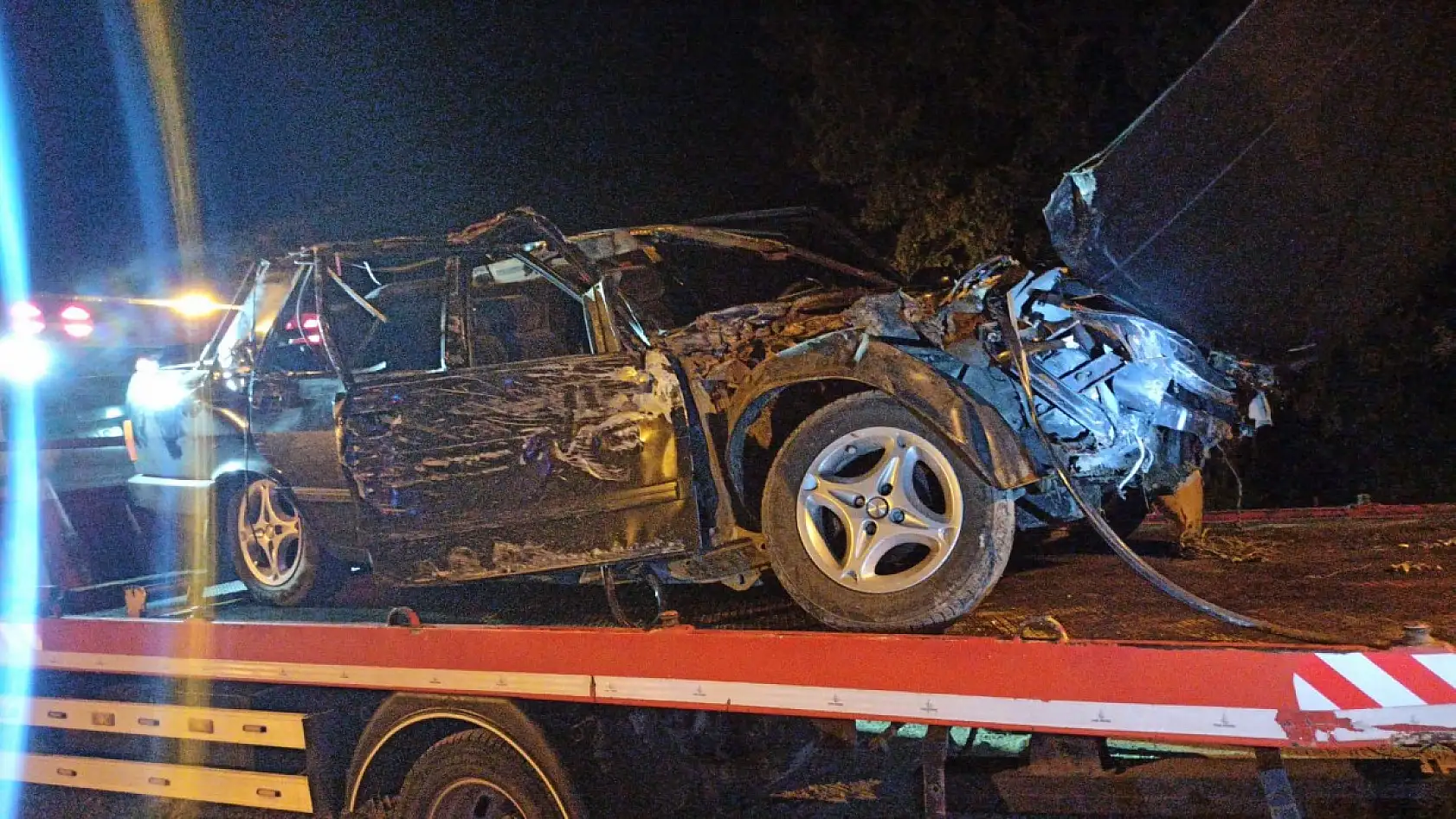 Kamyona çarpıp şarampole devrildi