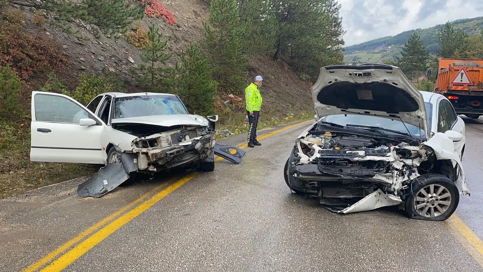 İki otomobil kafa kafaya çarpıştı