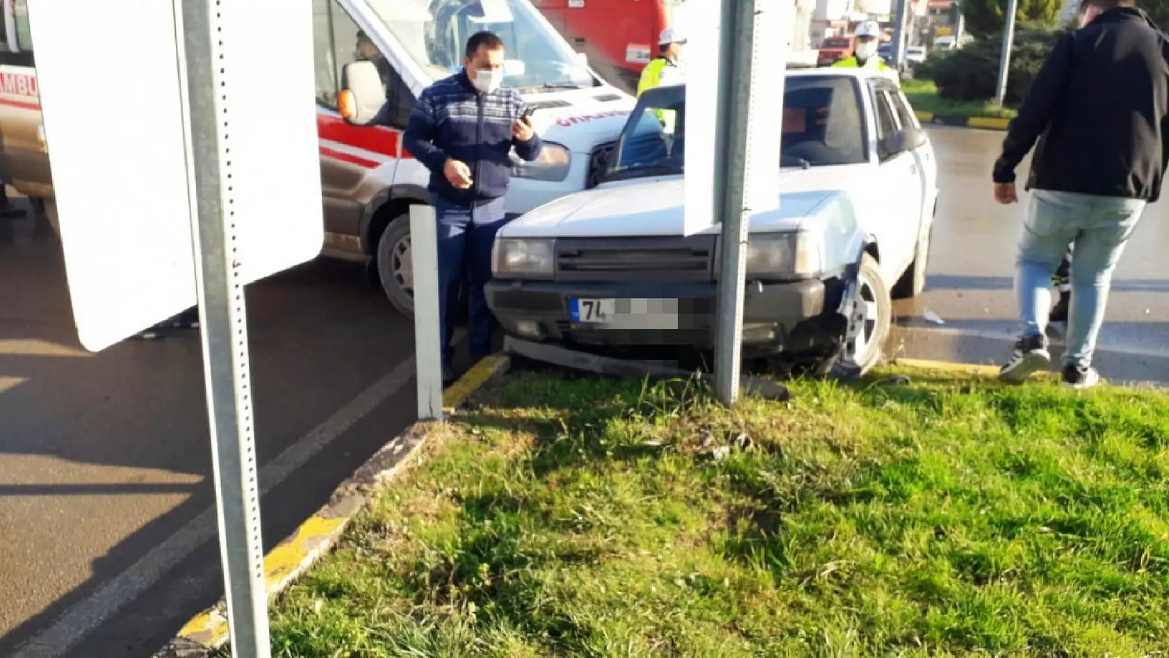 Ambulans ile otomobil çarpıştı