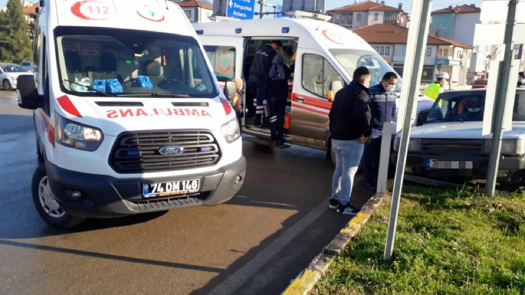 Ambulans ile otomobil çarpıştı