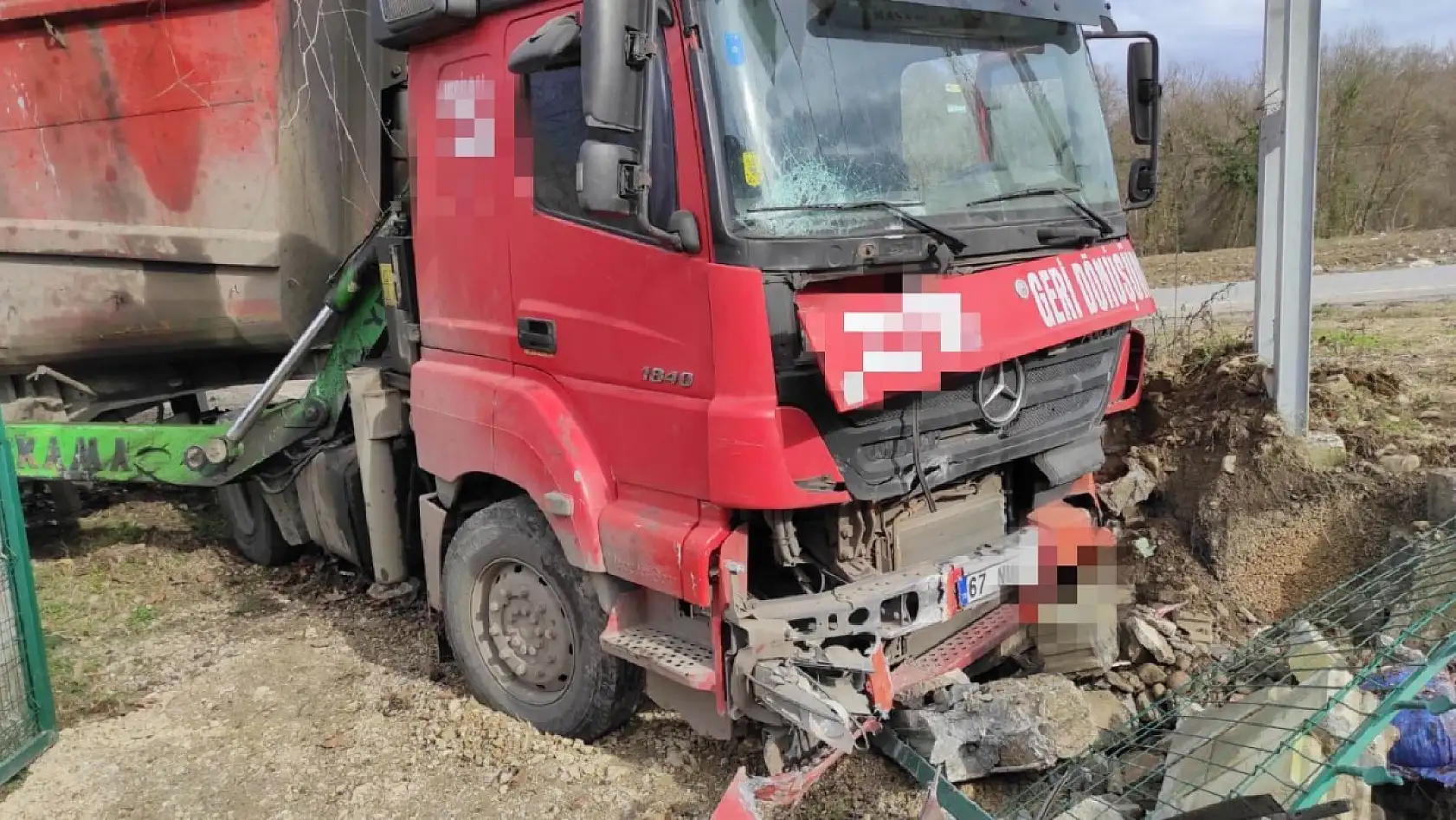 Yoldan çıkan tır kaza yaptı