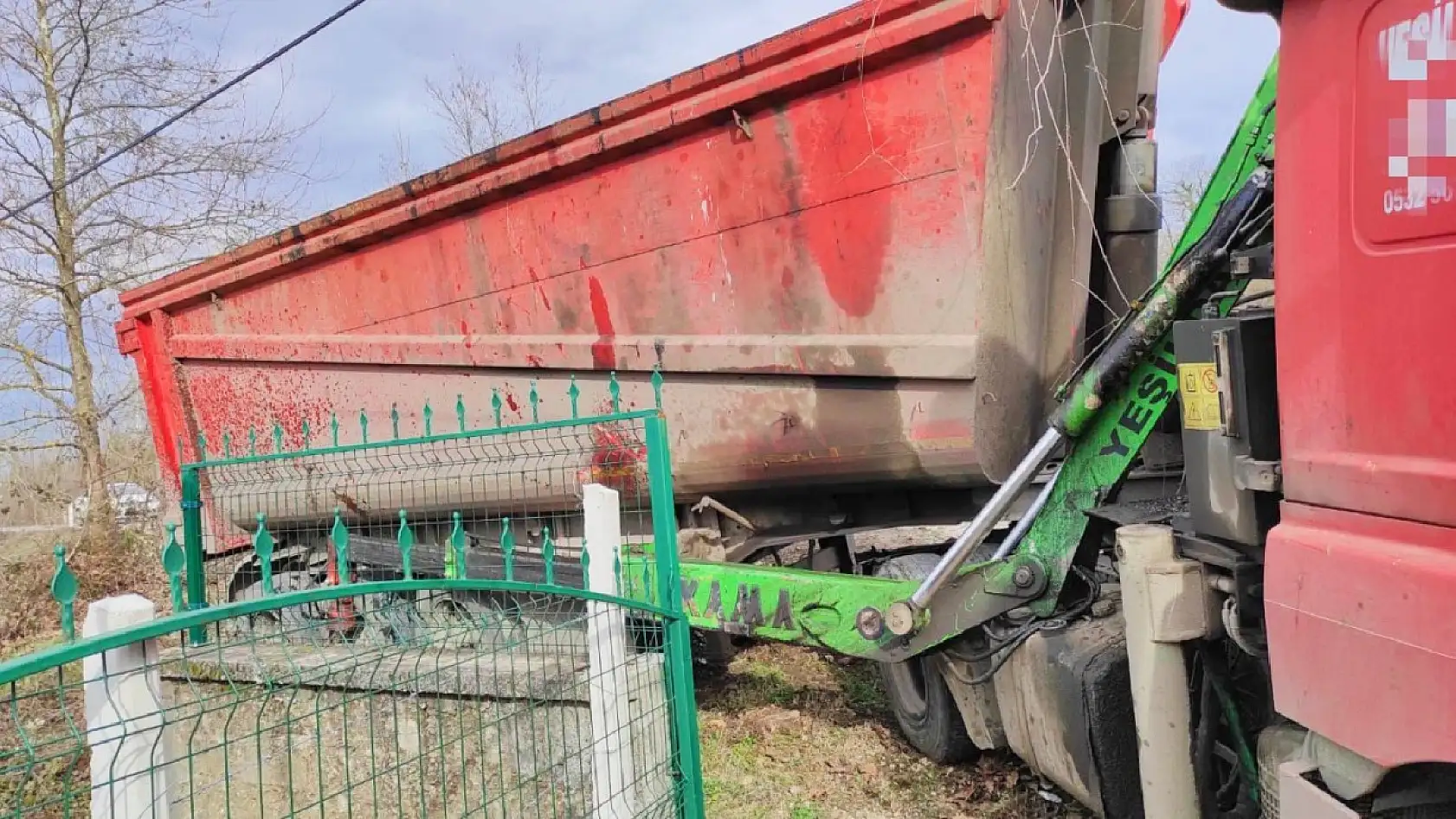 Yoldan çıkan tır kaza yaptı