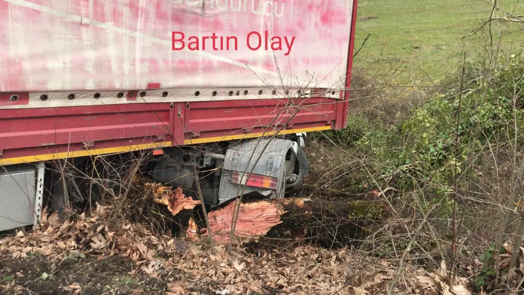 Devrilen tır yolu kapattı