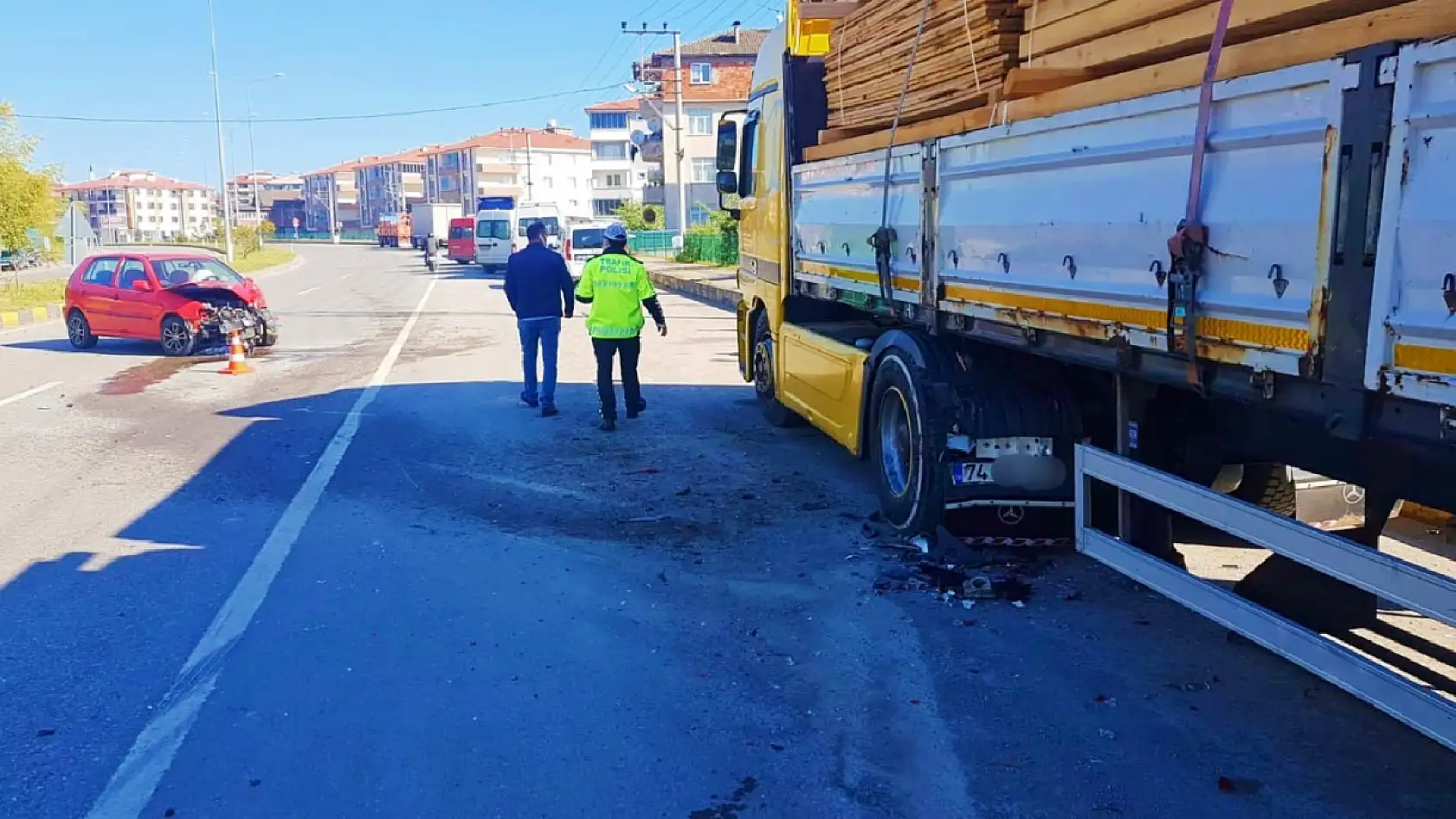 Park halinde bulunan tıra çarptı