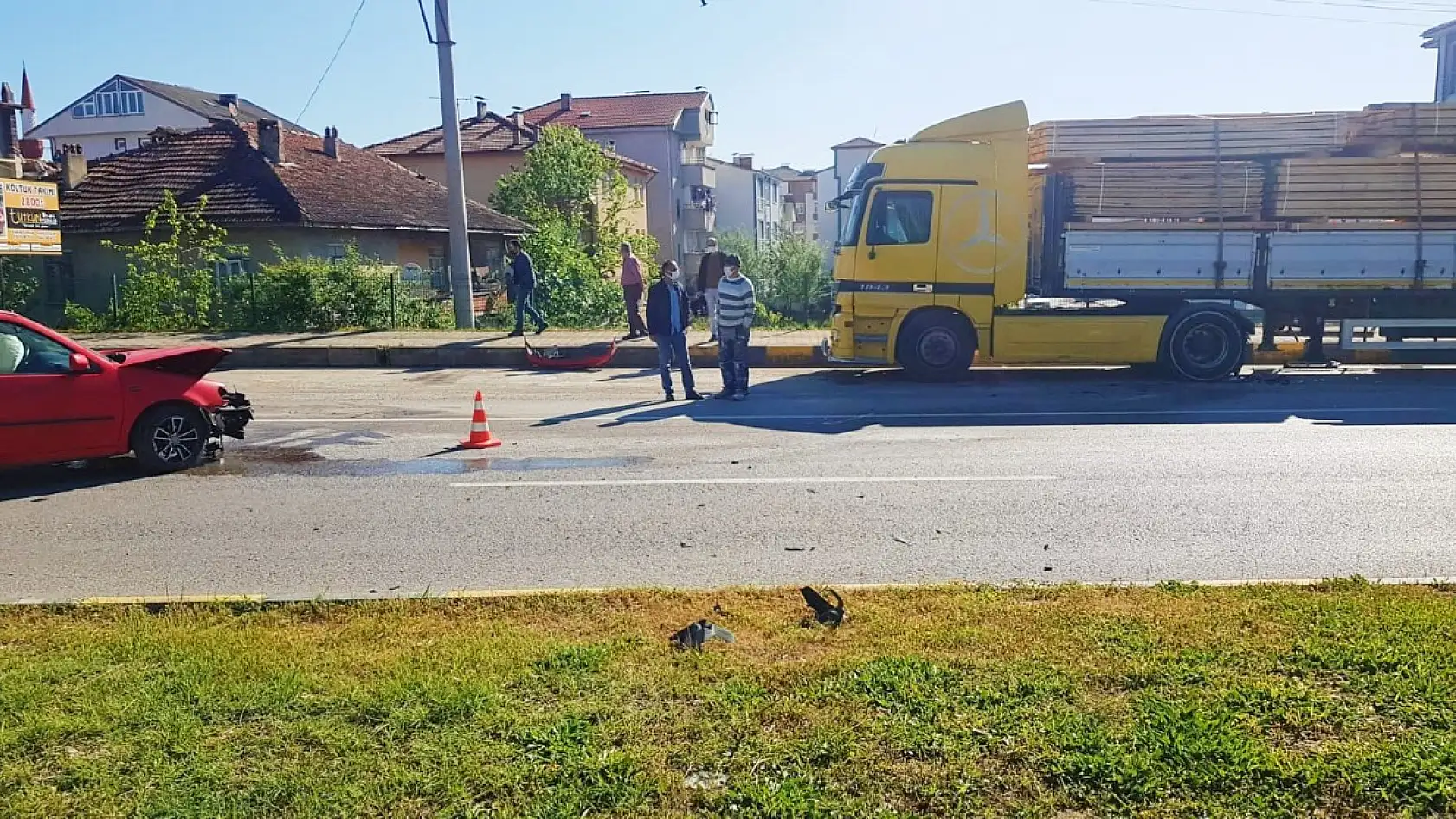 Park halinde bulunan tıra çarptı