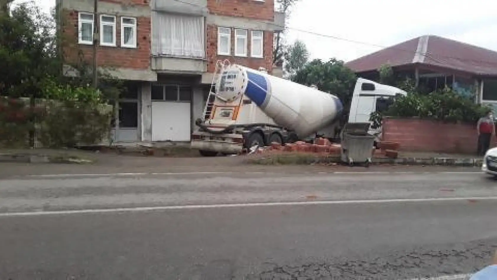 Silobas evin bahçesine girdi