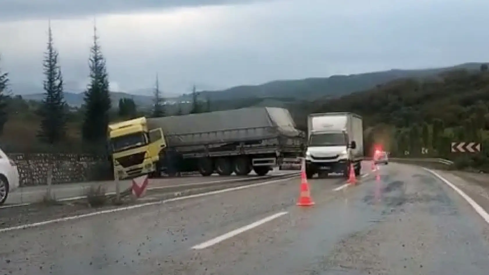 Akmanlar rampasında tır kazası