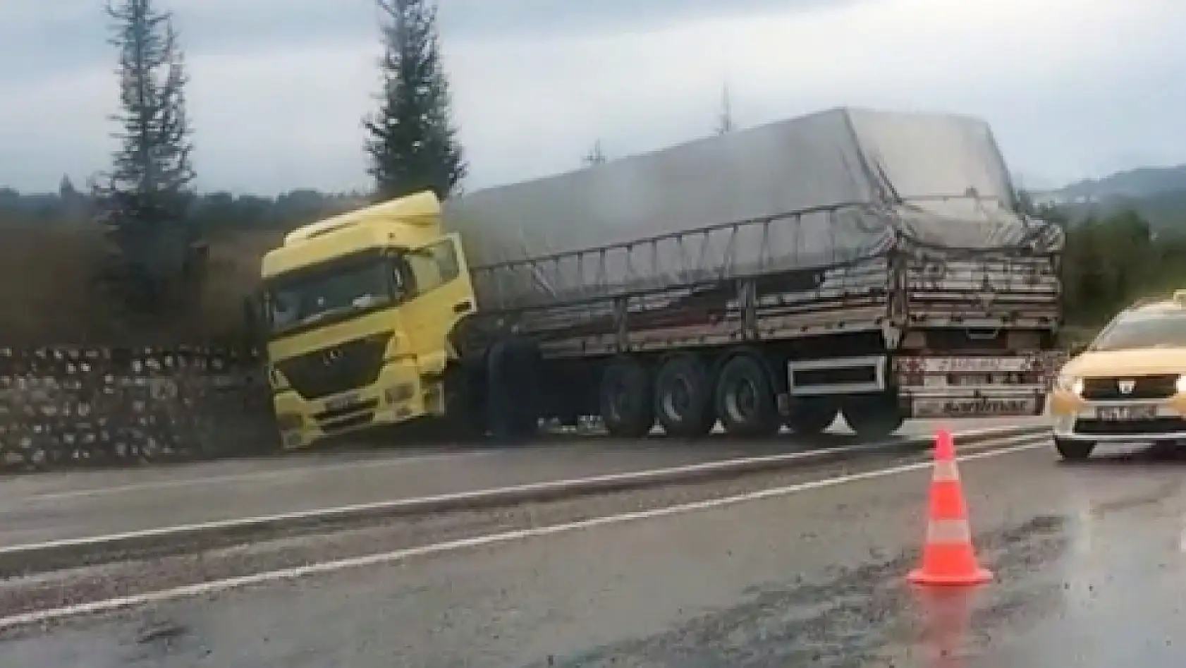 Akmanlar rampasında tır kazası