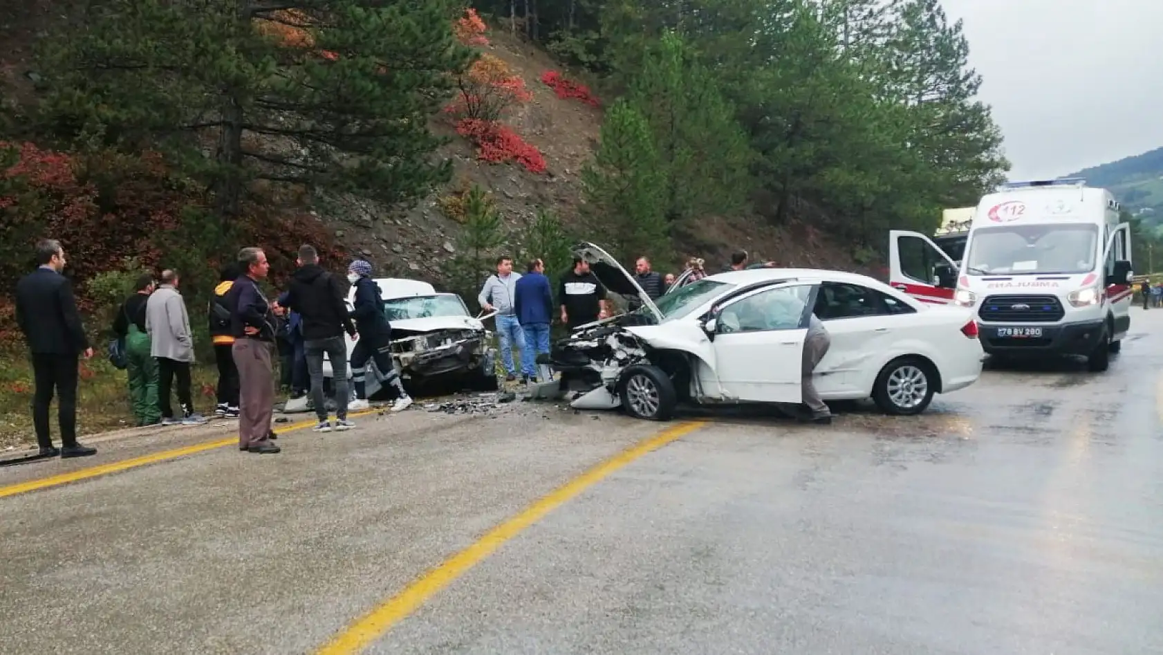 İki otomobil kafa kafaya çarpıştı