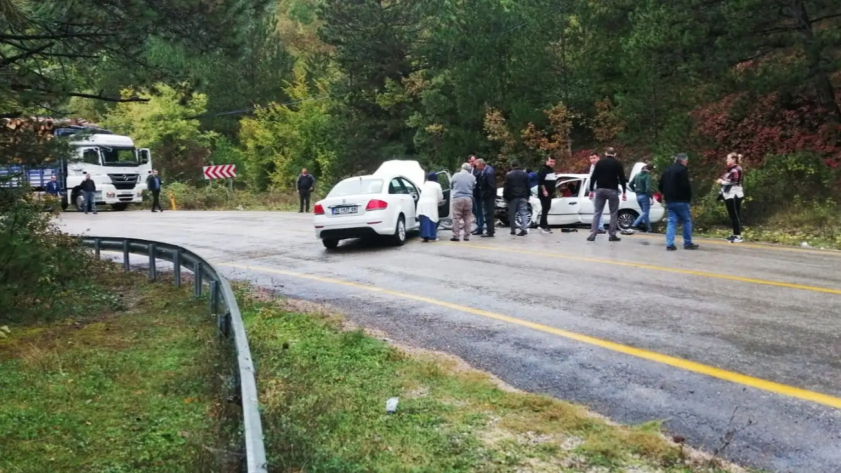 İki otomobil kafa kafaya çarpıştı