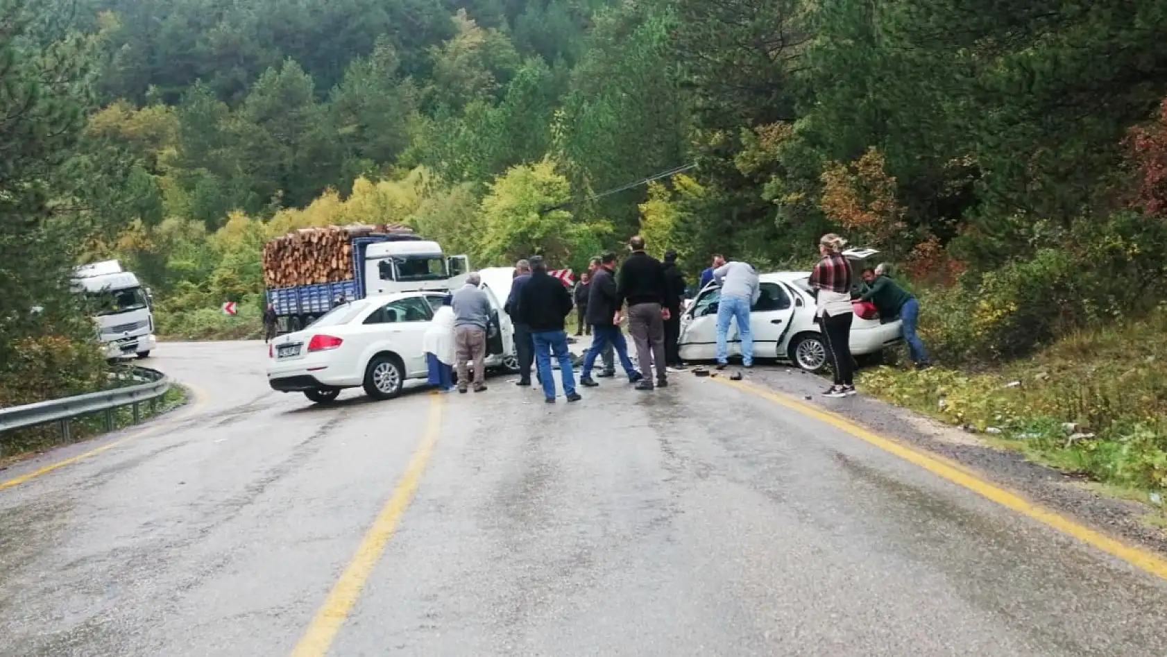 İki otomobil kafa kafaya çarpıştı