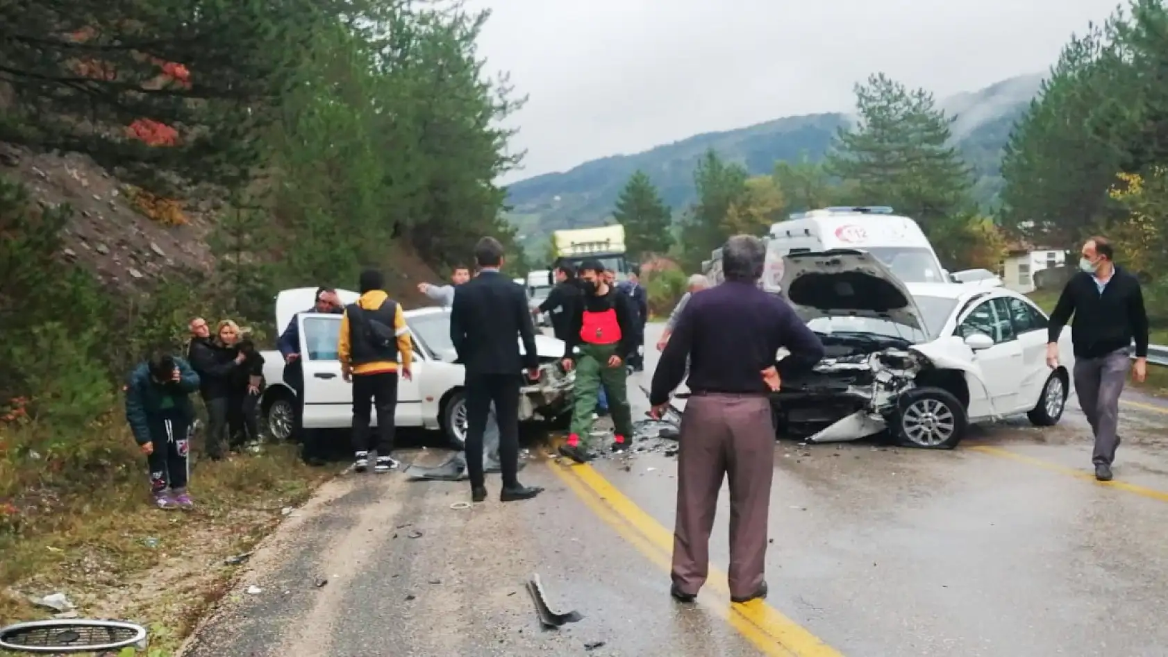 İki otomobil kafa kafaya çarpıştı