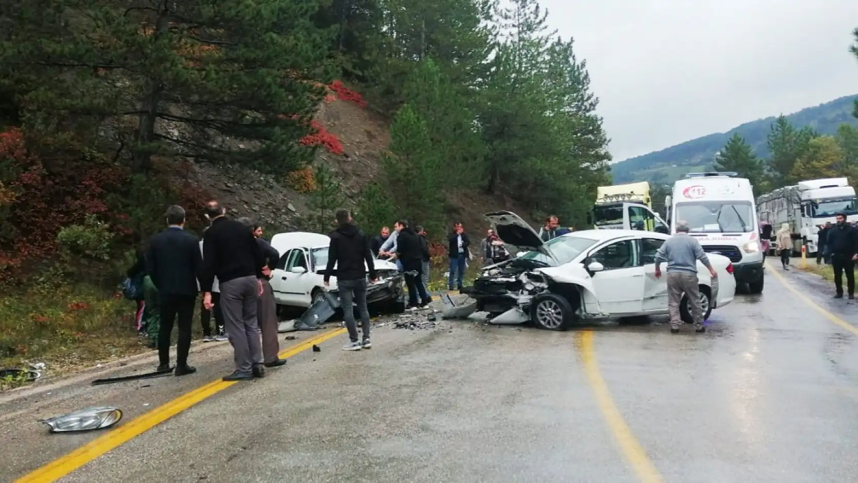İki otomobil kafa kafaya çarpıştı