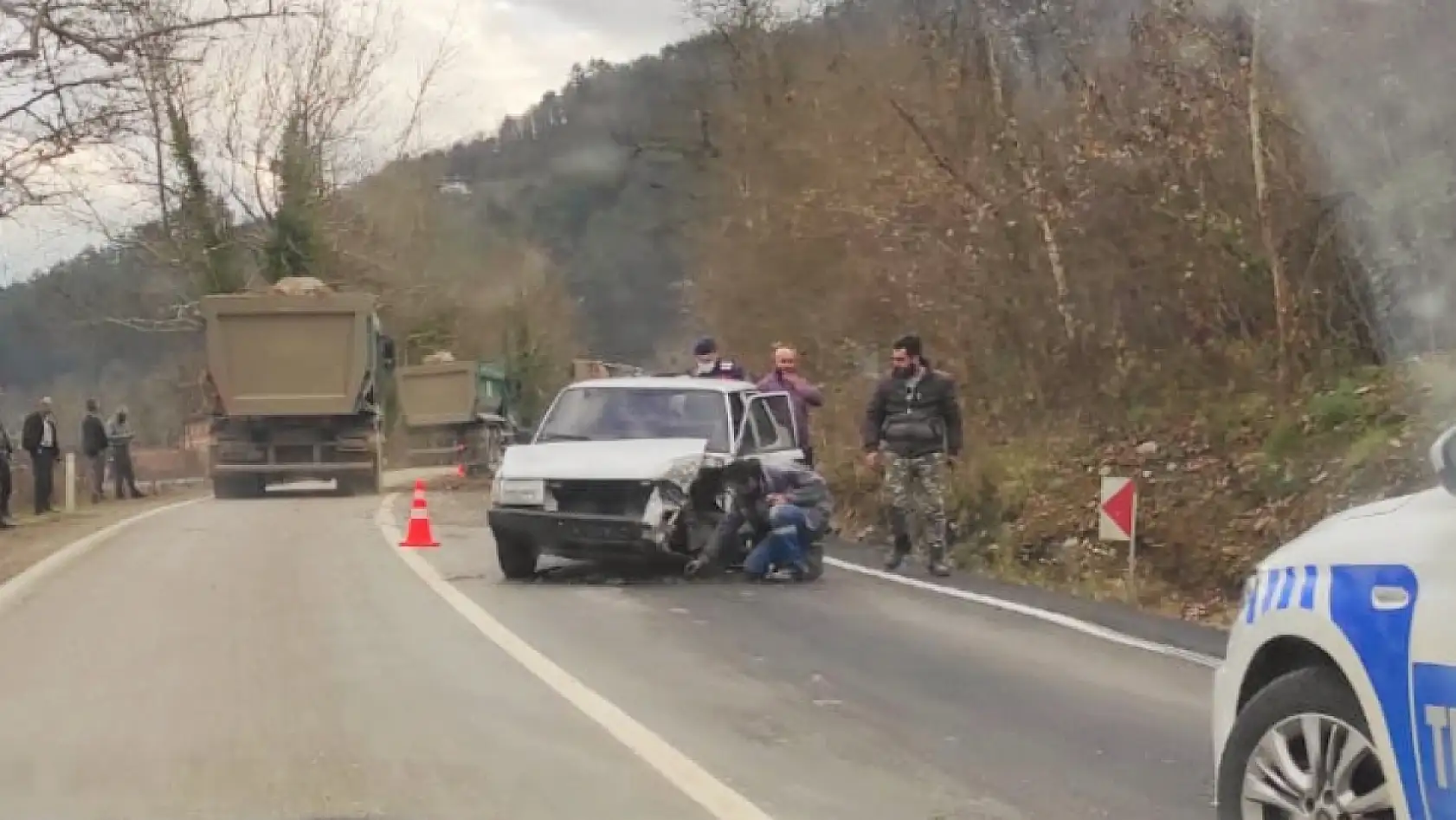 Otomobil ile çarpışan tır devrildi