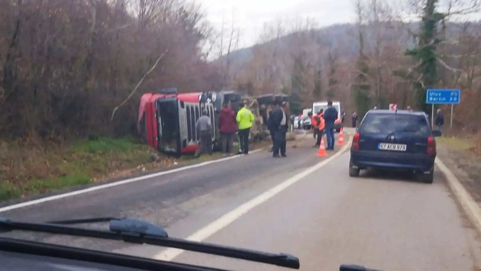 Otomobil ile çarpışan tır devrildi