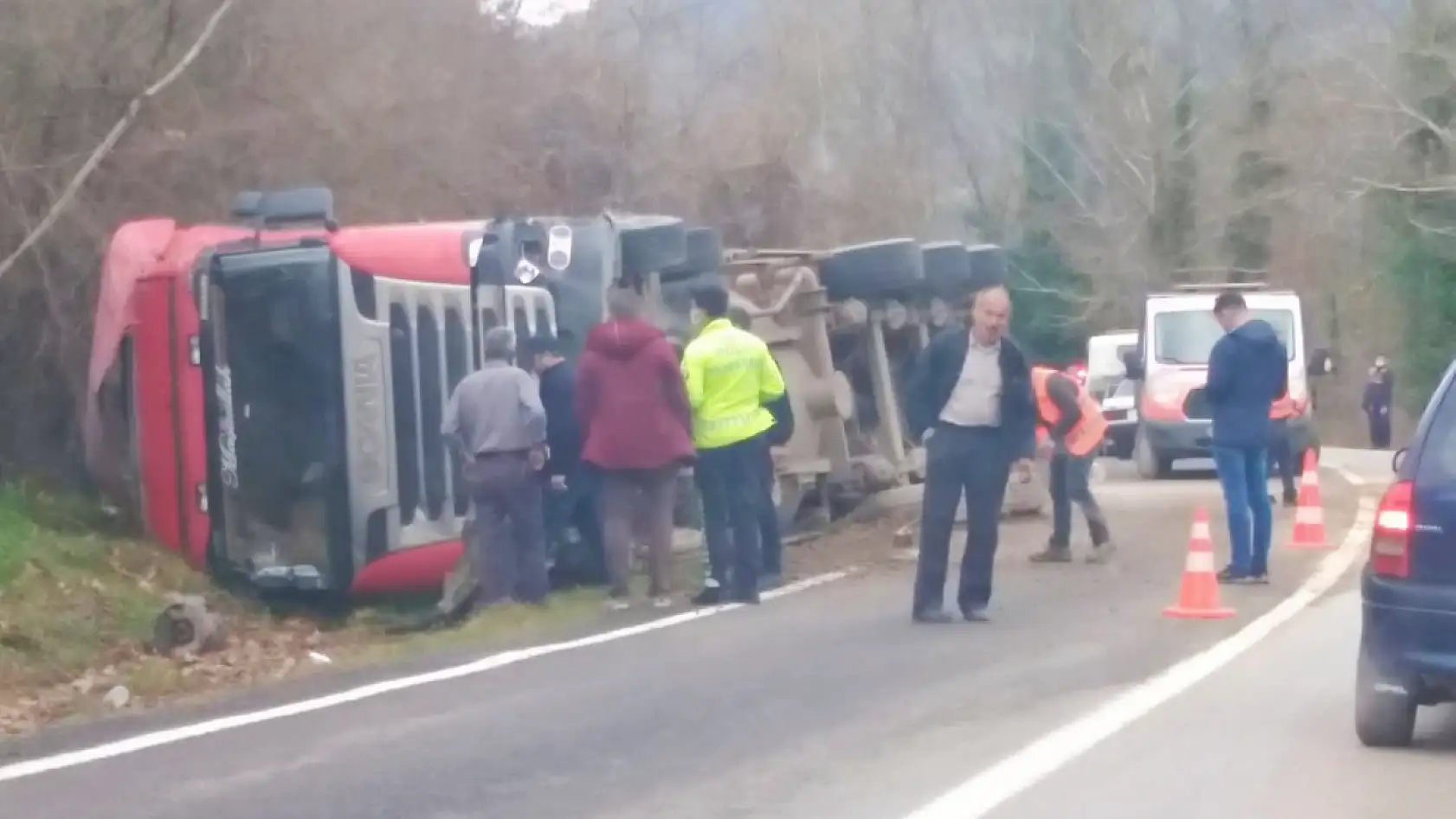 Otomobil ile çarpışan tır devrildi