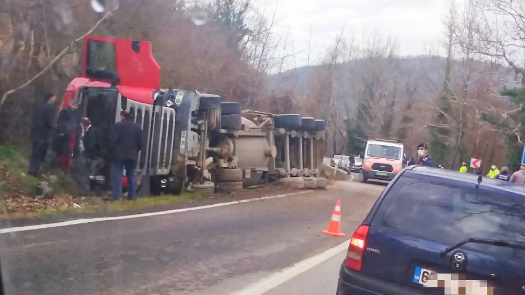 Otomobil ile çarpışan tır devrildi