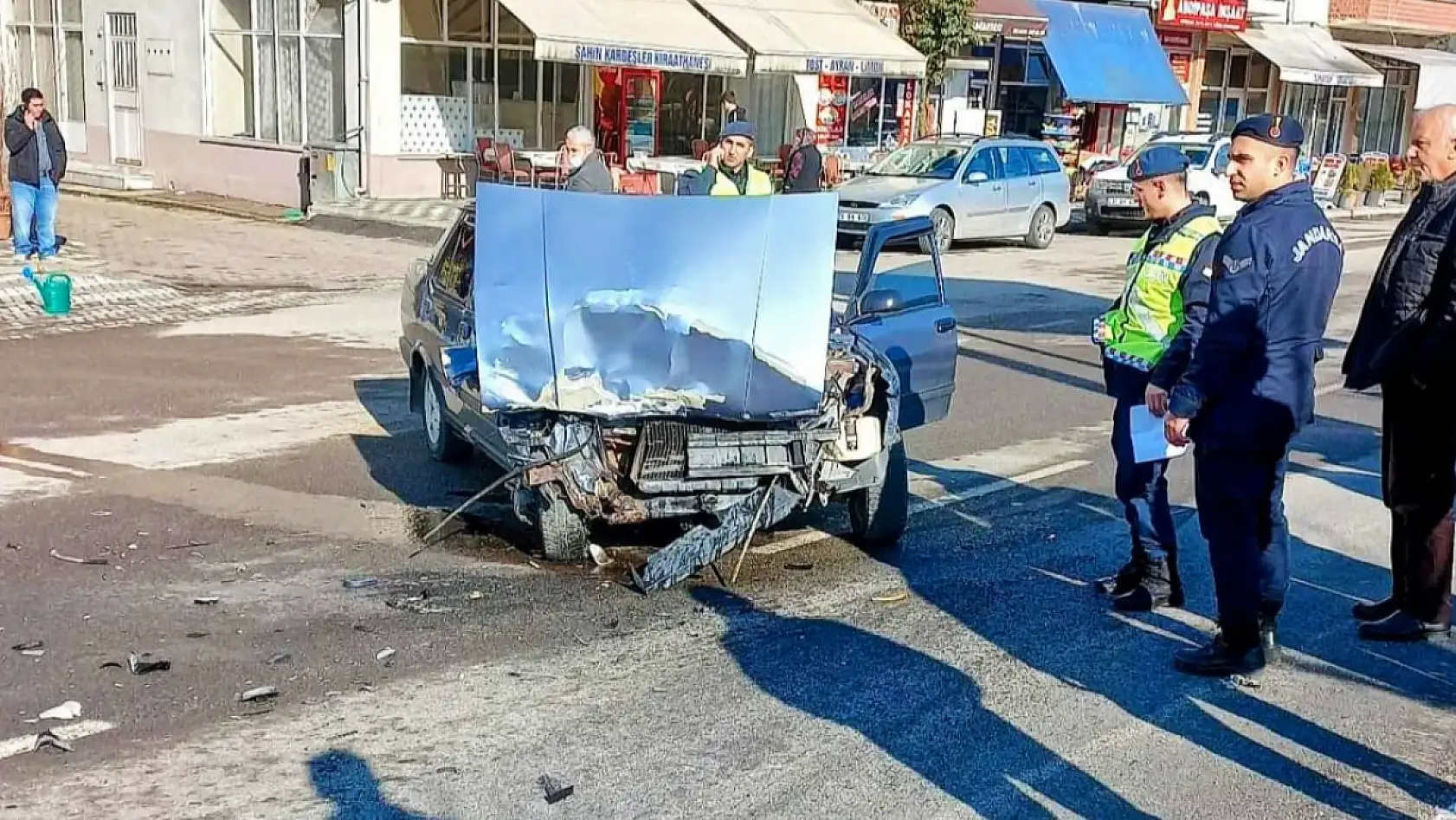 İki araç kavşakta çarpıştı