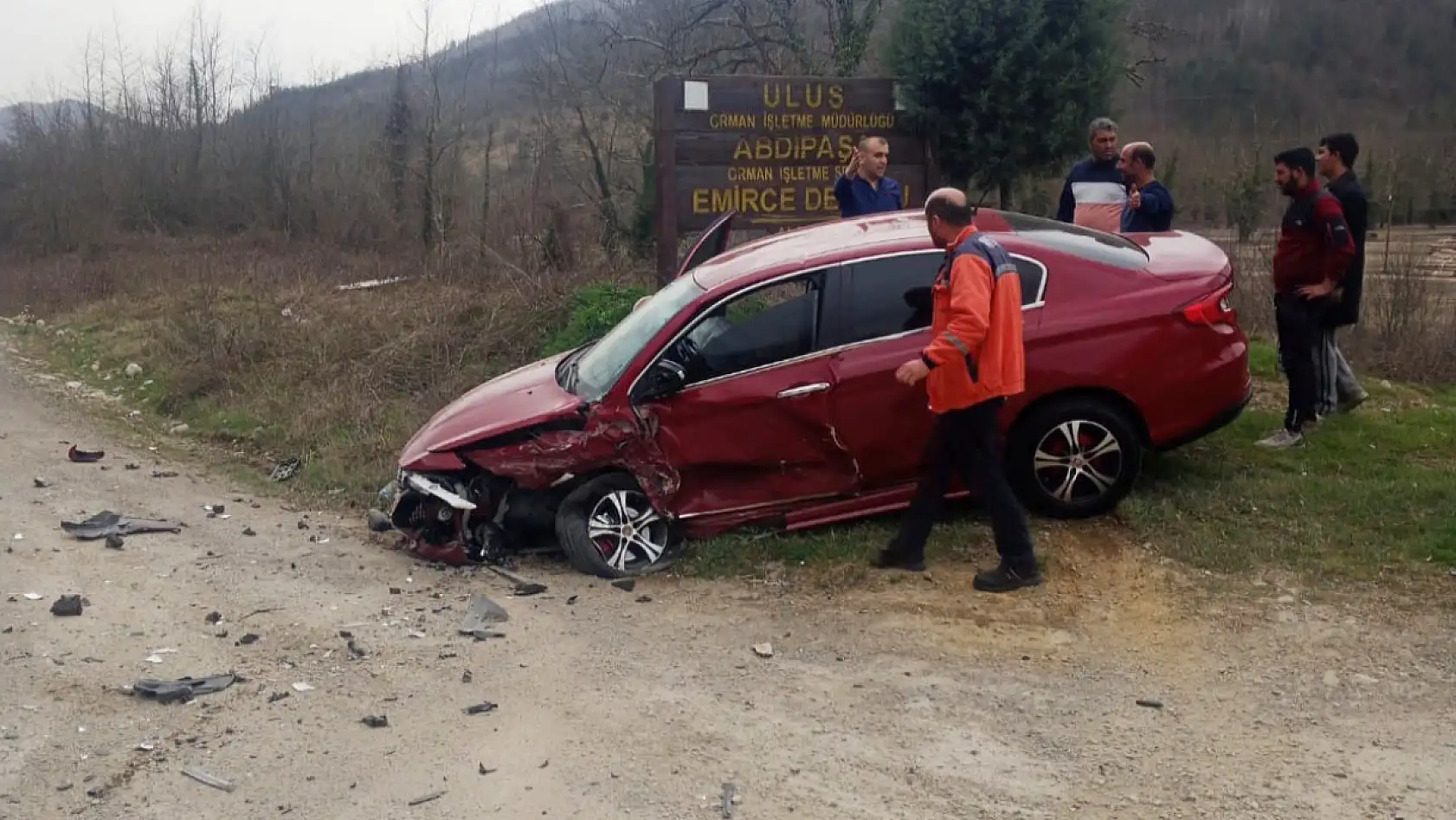 Üç otomobil kötü çarpıştı